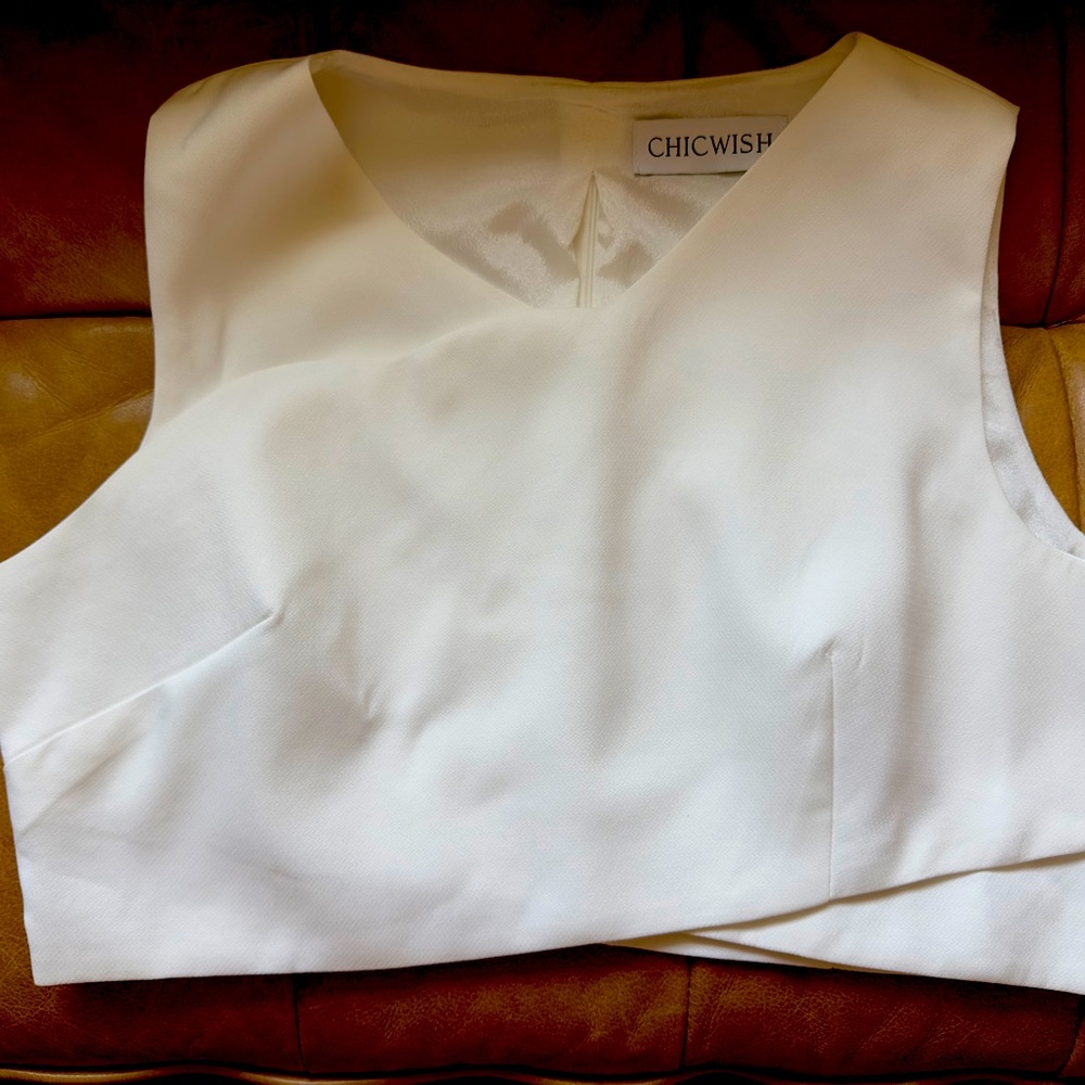 A FAN OF SCALLOP NECK LINE CROP TOP IN WHITE